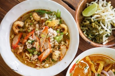 ข้าวซอยซ่อนกลิ่น (ซอย21) มีสาขาเดียวค่ะ