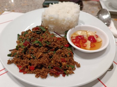 ข้าวกะเพราเนื้อ