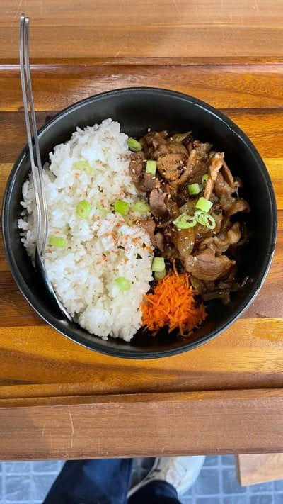 ข้าวหมูผัดซอส