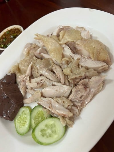 ข้าวมันไก่เจ๊ยี วัดสระเกศ (ภูเขาทอง)