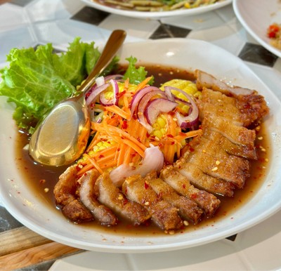 ยำสามชั้นทอด