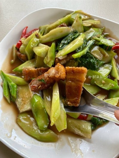 คะน้าหมูกรอบ