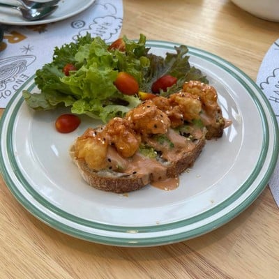 Pop-com shrmp & Avocado on toast ขนมปังซาวโดว์ป็อปคอนกุ้งอโวคาโด