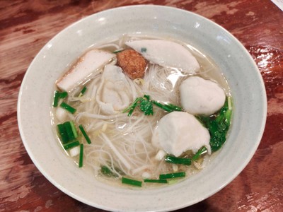 เส้นหมี่น้ำใสลูกชิ้นปลา