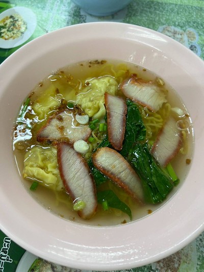 บะหมี่เกี๊ยวน้ำหมูแดง