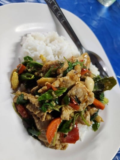 ผัดขี้เมาหมูราดข้าว