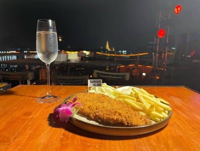 เป็นเมนูปลาดอลลี่ชุบเกล็ดขนมปังเสิร์ฟพร้อมกับเฟรนซ์ฟรายกรอบ ๆ ร้อน ๆ