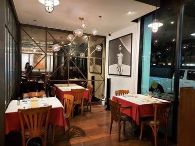 บรรยากาศ Le Boeuf The Steak & Fries Bistro อารีย์