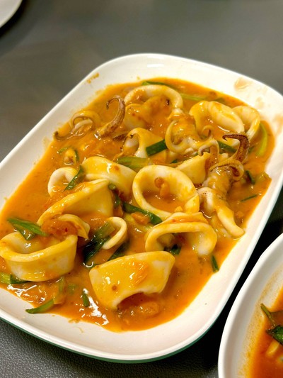 ปลาหมึกผัดไข่แดง