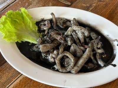 ปลาหมึกผัดน้ำดำ