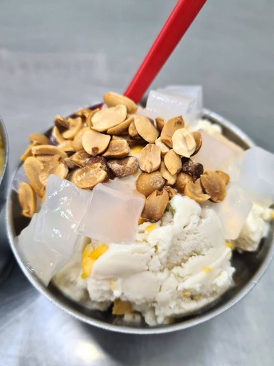 ไอศกรีมไข่แข็ง+วุ้นมะพร้าว+ถั่วลิสง