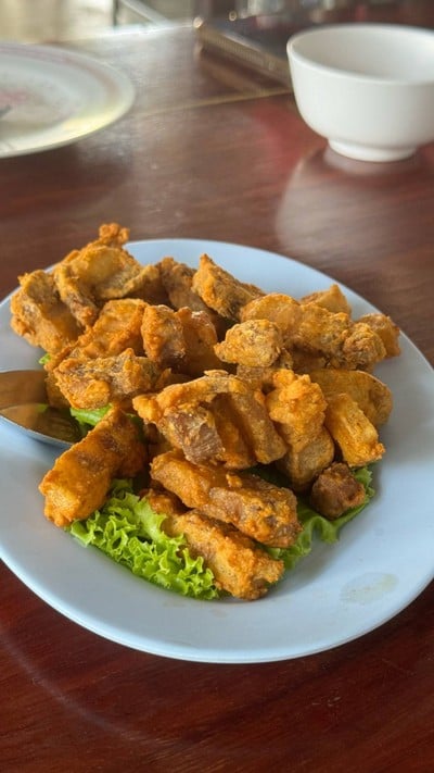 สามชั้นทอดน้ำปลา