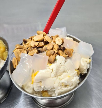ไอศกรีมไข่แข็ง+วุ้นมะพร้าว+ถั่วลิสง