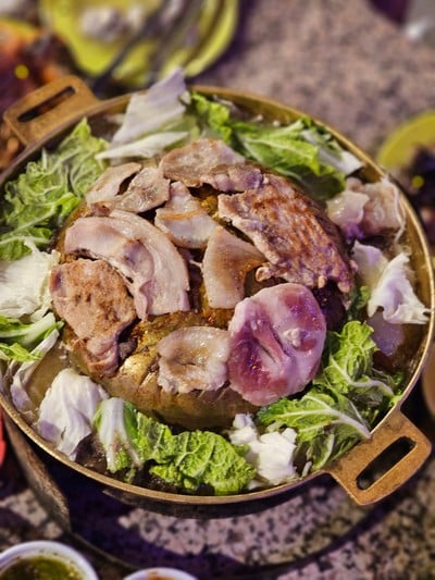 ริมน้ำ หมูกระทะ