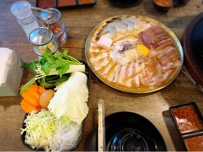 หมูกระทะคนรวย สยามสแควร์ ติดริมถนนฝั่งอังรีดูนังต์