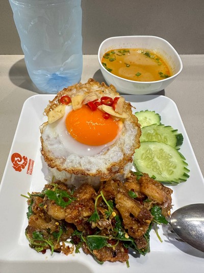 ข้าวกะเพราหมูกรอบไข่เป็ดดาว