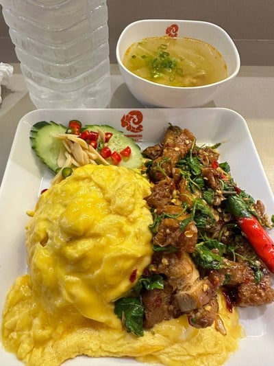 ข้าวกะเพราหมูกรอบไข่ข้น