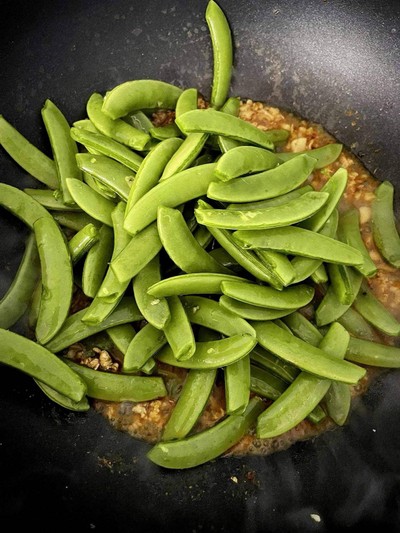 วิธีทำ ถั่วหวานผัดพริกแกงน้ำเงี้ยว