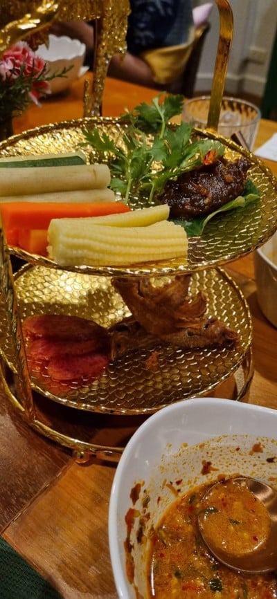 เครื่องเคียง ผักลวก กุนเชียงย่าง ปลาเนื้ออ่อนทอด