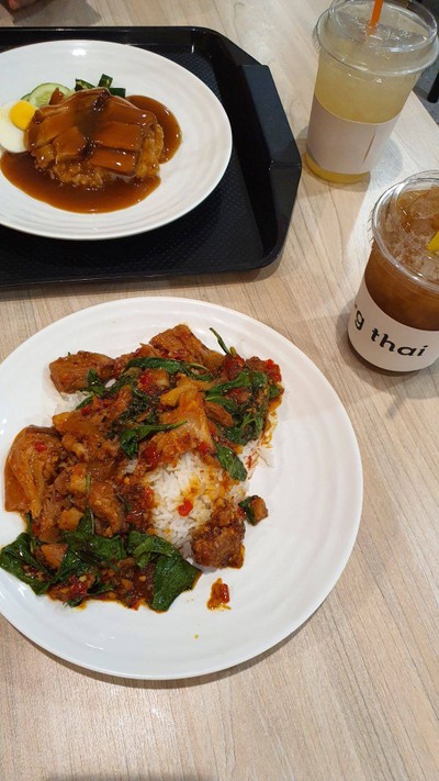 ข้าวขาหมู R กง ผัดกะเพรา
