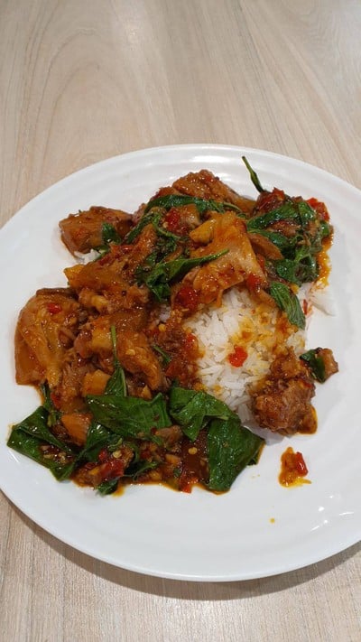 ข้าวขาหมู R กง ผัดกะเพรา