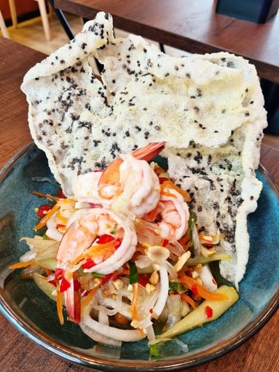 ยำกุ้งสายบัว