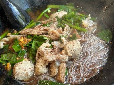 ก๋วยเตี๋ยวหมูตุ๋นน้ำตก (Rice Noodles with Stewed Pork Thickened)