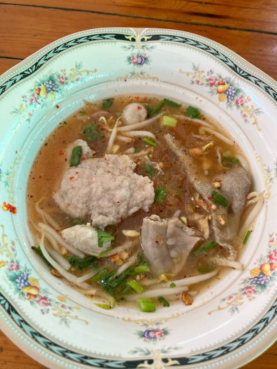 ก๋วยเตี๋ยวต้มยำน้ำหมูทุบ