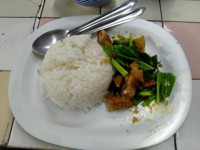 คะน้าหมูกรอบ