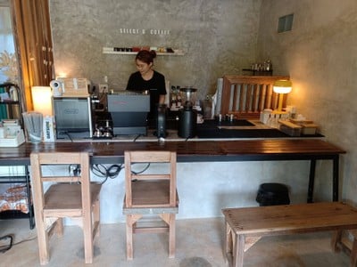 เจ้าของร้านจะคอยแนะนำกาแฟให้น้องอัธยาสัยดีมากค่ะ