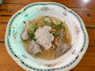 ก๋วยเตี๋ยวต้มยำน้ำหมูทุบ