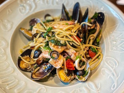 Spaghetti Mixed Seafood, Dried Chili