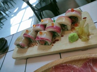 Hamachi Salmon maki