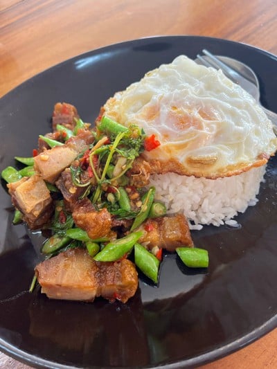 กะเพราหมูกรอบ