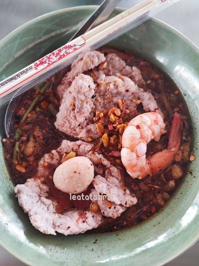 เส้นใหญ่เย็นตาโฟต้มยำ กุ้ง+หมูเด้ง