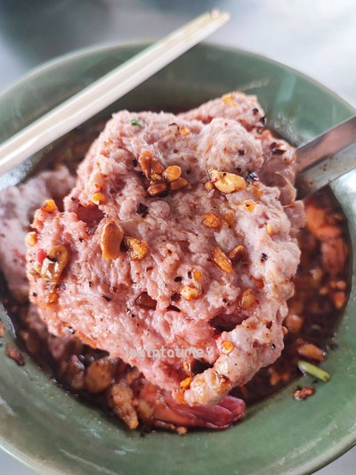 เส้นใหญ่เย็นตาโฟต้มยำ กุ้ง+หมูเด้ง