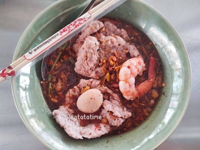 เส้นใหญ่เย็นตาโฟต้มยำ กุ้ง+หมูเด้ง