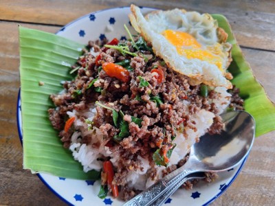 กะเพราเนื้อสับไข่ดาว