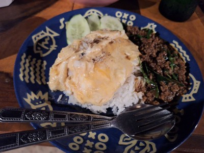 เนื้อสับผัดพริกแกงใต้ไข่ข้น