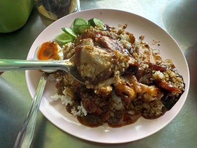 ข้าวหมูแดง+หมูกรอบ+กุนเชียง