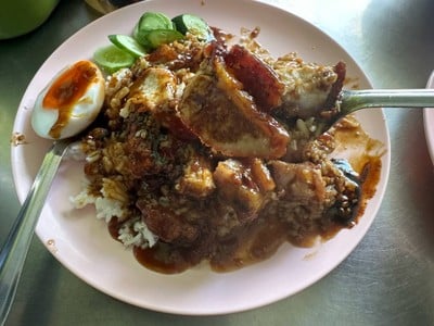 ข้าวหมูแดง+หมูกรอบ+กุนเชียง