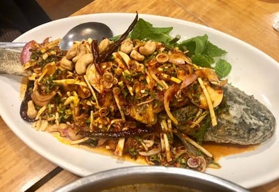 ปลาช่อนทอดยำ