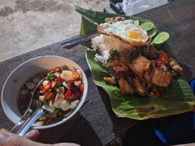 กะเพราหมูกรอบไข่ดาว
