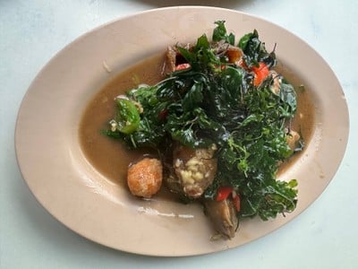 ไข่เยี่ยวม้ากระเพรากรอบ