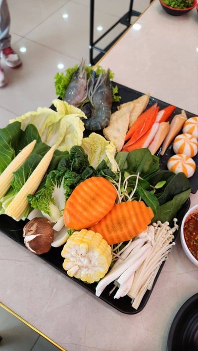 หม้อหยินหยาง Set C - ปลา 1 ตัว และ ชุดเซ็ท (ผัก, เนื้อ, หมู, กุ้ง, ลูกชิ้นรวม)
