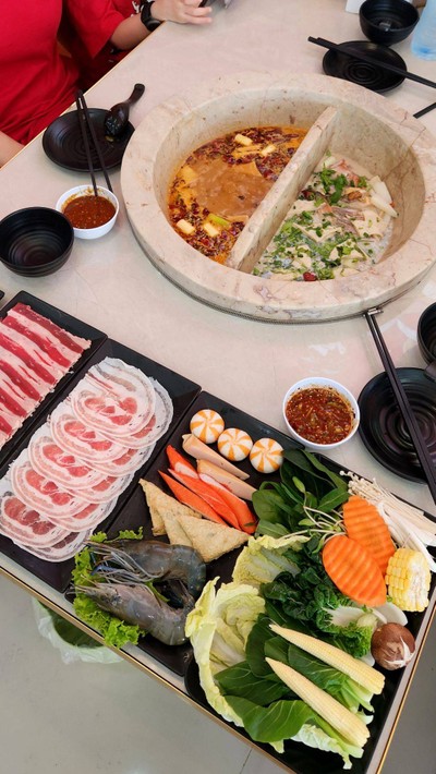 หม้อหยินหยาง Set C - ปลา 1 ตัว และ ชุดเซ็ท (ผัก, เนื้อ, หมู, กุ้ง, ลูกชิ้นรวม)