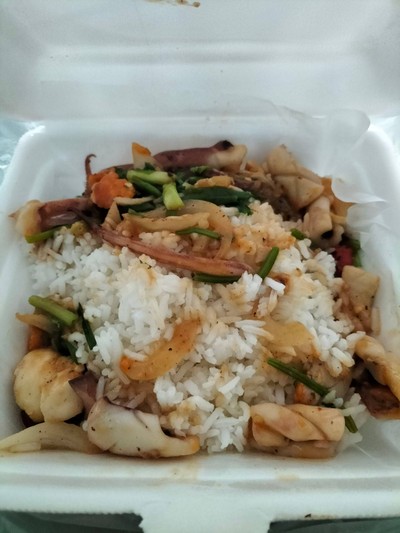 ปลาหมึกผัดไข่เค็มราดข้าว