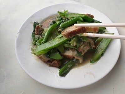 คะน้าหมูกรอบ