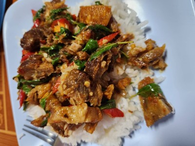 ข้าวผัดพริกแกงหมูกรอบ