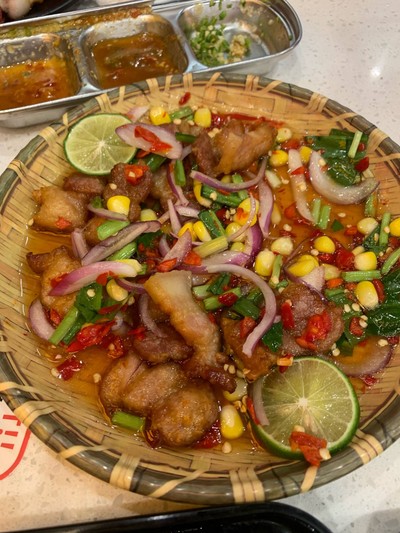 ยำหมูสามชั้นทอด